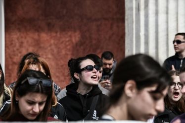 Σίσσυ Βελισσαρίου: Αντί να «κλαίνε» ας το καταλάβουν επιτέλους, η ζωή των νέων δεν είναι αναλώσιμη