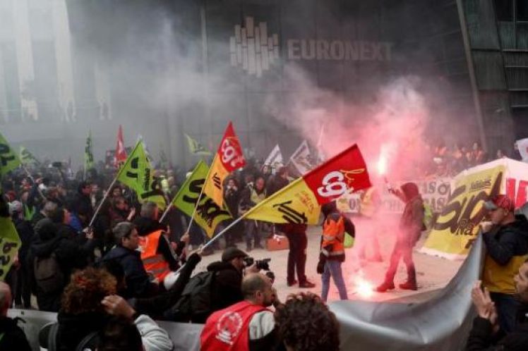 Ταπεινωμένος ο Μακρόν, αλλά χωρίς νίκη για τους εργαζόμενους ακόμα