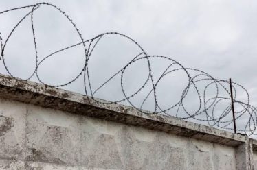 Η έγκλειστη κοινωνία