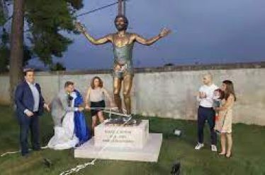 η τελετή των αποκαλυπτηρίων του ανδριάντα του Μιχάλη Κούση.