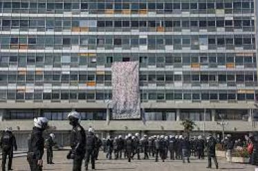 Πανεπιστήμιο: Στρατώνας ή διαγραφές;
