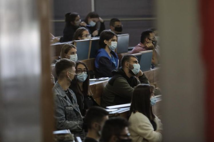 Φοιτητές: Οι «αιώνιοι» ρίχνουν το ποσοστό αποφοίτησης- Η ΕΕ λαμβάνει μέτρα στήριξης, εμείς σκεφτόμαστε μόνο διαγραφές