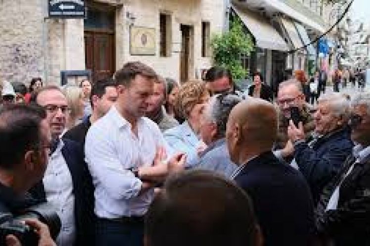 Η συνεχής αυτοπροβολή του προέδρου του ΣΥΡΙΖΑ επισκιάζει και μεταλλάσσει το κόμμα του