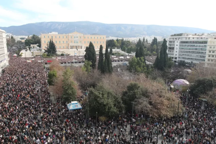 Τα ΜΜΕ σύρθηκαν πίσω από τις μεγάλες συγκεντρώσεις για τα Τέμπη