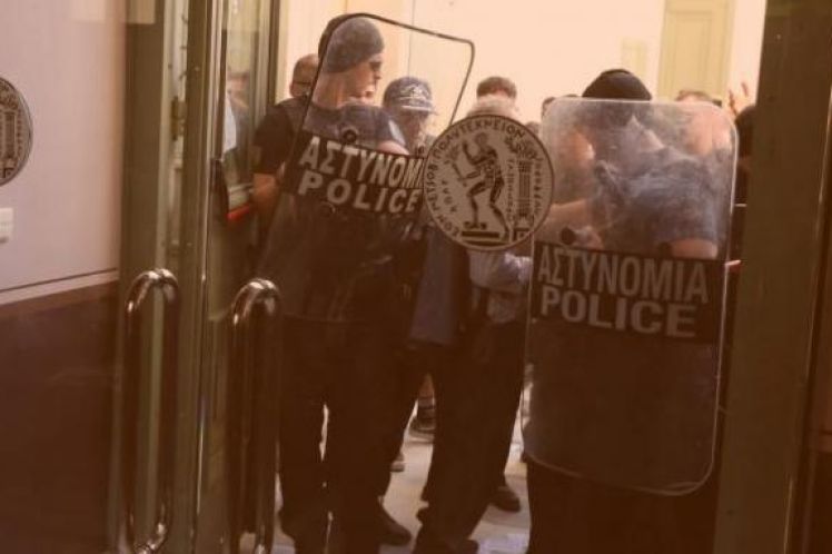 Μετωπική επίθεση της κυβέρνησης µε όπλο τον αυταρχισµό: Στην Αριστερά είναι ο στόχος