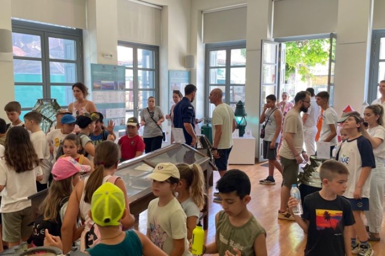 Επίσκεψη μαθητών στην έκθεση «Πέτρινοι Φάροι» του Πολεμικού Ναυτικού στο Μέγαρο Χρυσόγελου