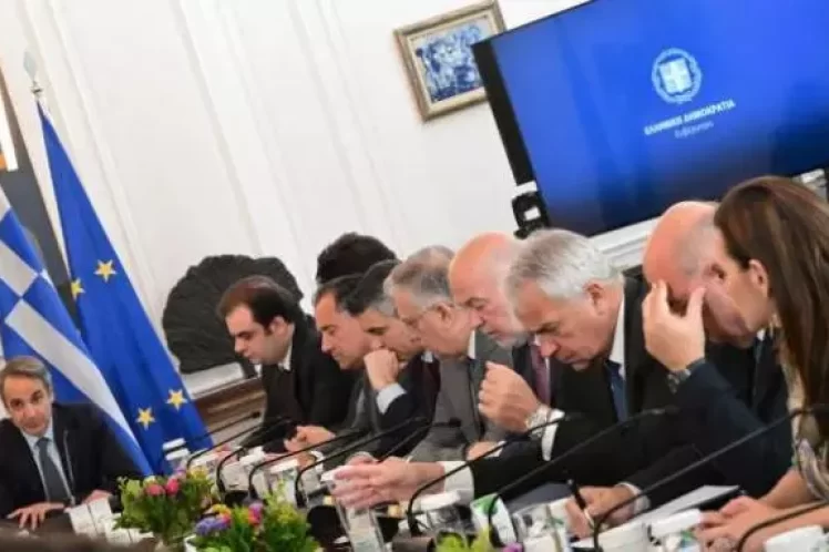 Η ετοιμόρροπη παράγκα του Μητσοτάκη