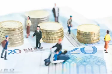 Η… ανήκεστος βλάβη μισθών και εργασίας στην Ελλάδα