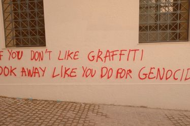 Αν δεν σας αρέσουν τα γκράφιτι, κοιτάξτε αλλού όπως κάνετε για τη γενοκτονία