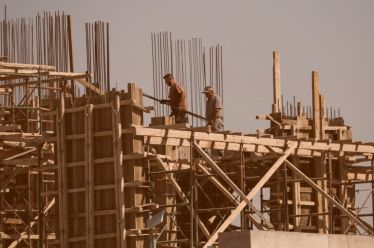 Κοινωνική Αντιπαροχή: το κόλπο του Μητσοτάκη για να μοιράσει δημόσια περιουσία στην ολιγαρχία