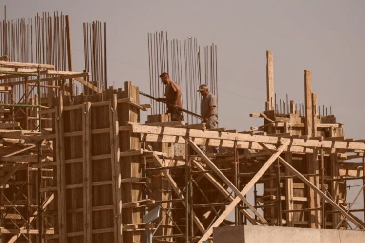 Κοινωνική Αντιπαροχή: το κόλπο του Μητσοτάκη για να μοιράσει δημόσια περιουσία στην ολιγαρχία