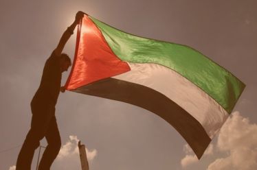 Η ελευθερία του λόγου δεν είναι έγκλημα — αντίθετα, η υποστήριξη εγκλημάτων πολέμου είναι