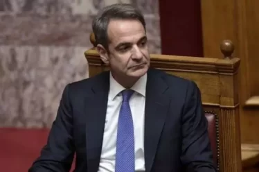 Ο Μητσοτάκης µεταξύ Σκύλλας και Χάρυβδης