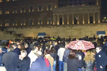 Όταν όλη η οικογένεια Μητσοτάκη άναβε κεριά στο μνημείο