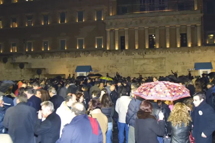Όταν όλη η οικογένεια Μητσοτάκη άναβε κεριά στο μνημείο