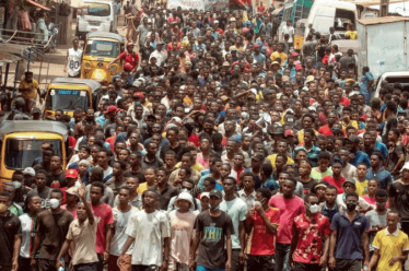 Από την Αφρική ως την Ασία, ο κόσμος βράζει και αναζητά εναλλακτικές