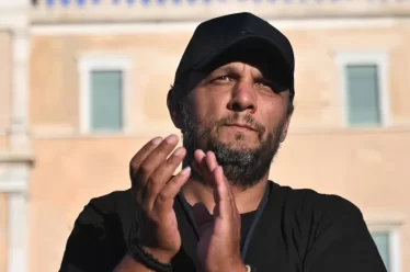Κυβέρνηση και δικαιοσύνη, μαζί αγκαλιά στον γκρεμό