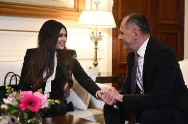 Μία πρέσβειρα-προσωποποίηση της πολιτικής αποτυχίας του Δυτικού κόσμου, του Νίκου Δαμιανάκη