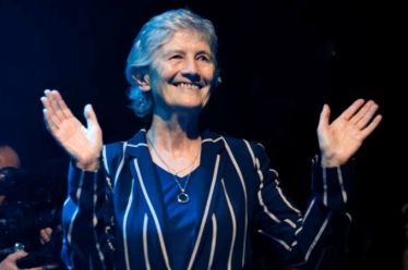 Η αριστερή Κάθριν Κόνολι κερδίζει με σαρωτική νίκη τις προεδρικές εκλογές στην Ιρλανδία