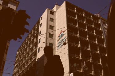 Παράνομοι πλειστηριασμοί εργατικών κατοικιών με την ανοχή της Δ.ΥΠ.Α. – Θεσμικό σκάνδαλο «δώρο» στα funds και τις τράπεζες