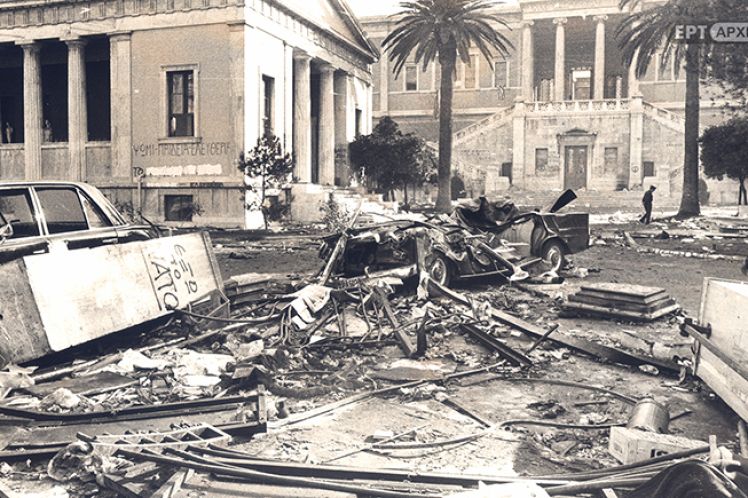 Το πικρό κρασί των επετείων