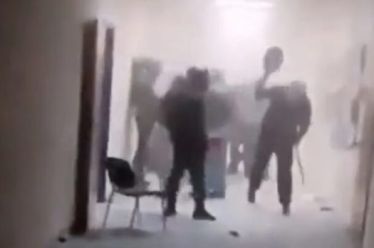 Καταδικάζοντας τη βία, όχι απ’ όπου κι αν προέρχεται, του Δημήτρη Λένη