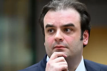 Γιατί χαίρεται ο κόσμος και χαμογελάει, Κυριάκο;