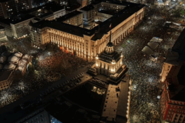 Βουλγαρία: Μαζικές διαδηλώσεις οδηγούν στην απόσυρση του προϋπολογισμού και σε νέα πολιτική κρίση