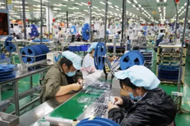 Άγρια εκμετάλλευση πίσω από το κινέζικο τεχνολογικό θαύμα, της Αντωνίας Πάνου