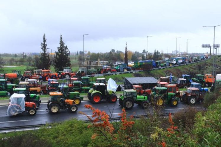 Η αυλαία των μπλόκων και μια «τραυματισμένη» κυβέρνηση