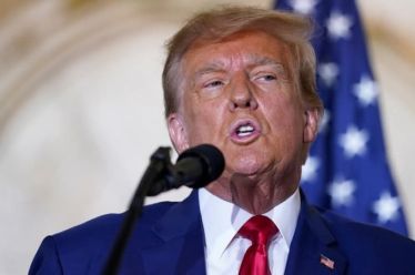 Γιατί ξεκίνησαν τα προβλήματα του Τραμπ μετά το Νταβός;