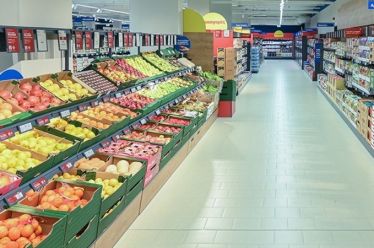 Με ανατιμήσεις σε τρόφιμα και υπηρεσίες κάνει “ποδαρικό” η ακρίβεια και το 2026