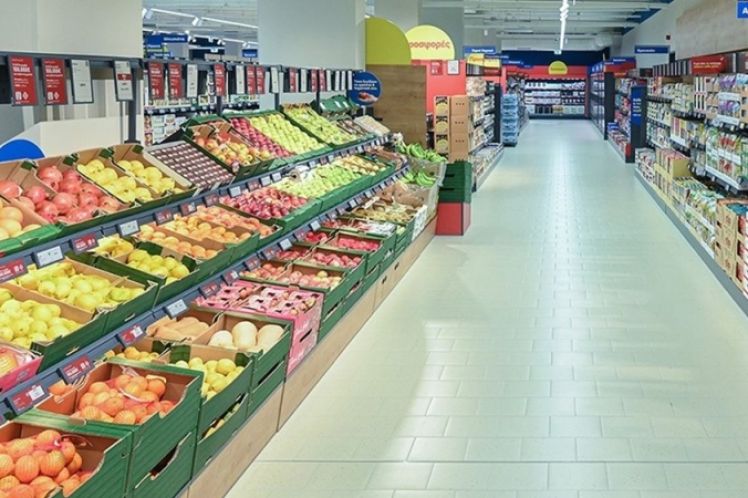 Με ανατιμήσεις σε τρόφιμα και υπηρεσίες κάνει “ποδαρικό” η ακρίβεια και το 2026