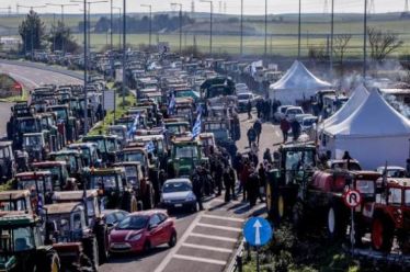 Όταν ο κόσμος εξεγείρεται, πόσο να δείρετε…