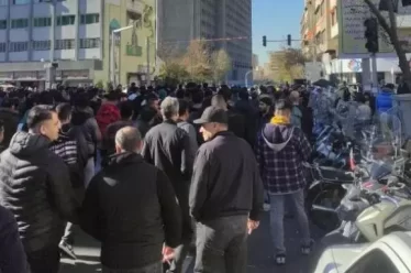 Το Ιράν φλέγεται: η εξέγερση επιστρέφει στους δρόμους