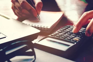 Γιατί, παρά τις αυξήσεις, μειώνονται οι πραγματικοί μισθοί