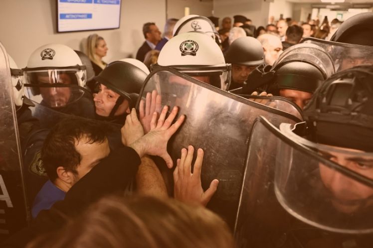 Τα ΤΕΠ και τα νοσοκομεία λειτουργούν με νοσηλευτές και με γιατρούς, όχι με λαμπερές κορδέλες και κατάφρακτους αστυνομικούς