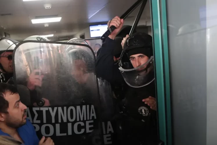 Αδωνης με ΜΑΤ!