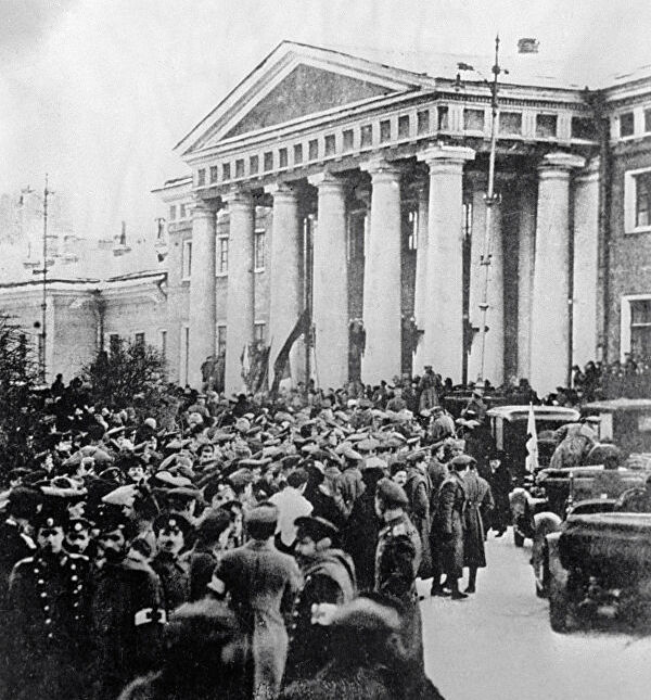 Συγκέντρωση έξω από τη Δούμα την 1η Μαρτίου 1917