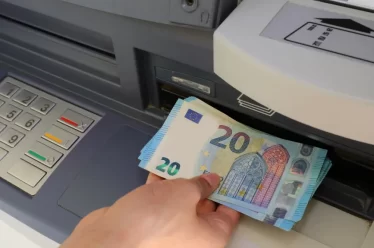 Εχεις λογαριασμό σε τράπεζα; Πλήρωνε!