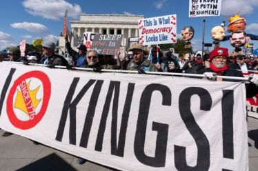 «No Kings»: Η Αμερική που αντιστέκεται στον αυταρχισμό, τον πόλεμο…