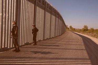 Να λογοδοτήσει η κυβέρνηση για το ρεπορτάζ του BBC για στρατολόγηση μεταναστών προκειμένου να επιτίθενται σε άλλους μετανάστες