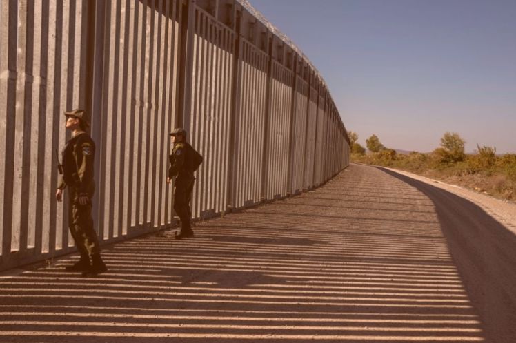 Να λογοδοτήσει η κυβέρνηση για το ρεπορτάζ του BBC για στρατολόγηση μεταναστών προκειμένου να επιτίθενται σε άλλους μετανάστες