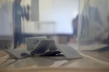 Βουλγαρία: Στις κάλπες οι πολίτες με φαβορί τον φιλορώσο Ρούμεν Ράντοφ