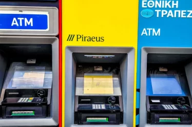 Οι τράπεζες μετέτρεψαν κάθε κίνηση σε χαράτσι με τη συνενοχή του Μαξίμου