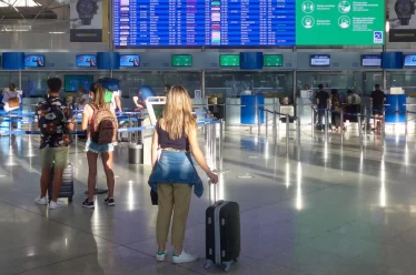 Ελληνες και αλλοδαποί που έφυγαν από τη χώρα την περίοδο 2010-2024