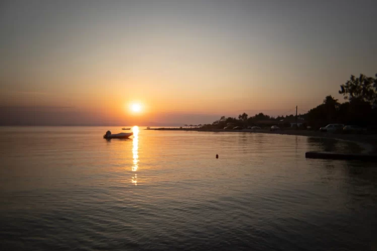 Ας πληρώνουμε σαν κορόιδα (σ)την Ελλάδα