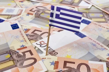 Οι δύο «Ελλάδες» σε οικονομία και κοινωνία: Το ρεκόρ των εταιρικών κερδών και οι χαμηλότεροι μισθοί στην Ευρώπη
