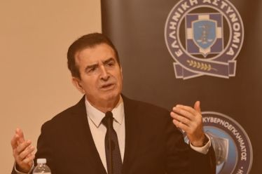 Ο Χρυσοχοΐδης βρήκε τον ένοχο εκεί που τον βρίσκουν και οι φασίστες: στον πιο φτωχό