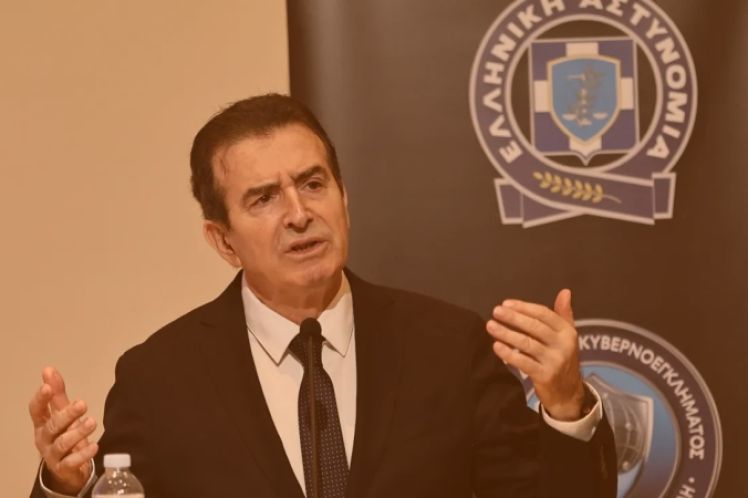 Ο Χρυσοχοΐδης βρήκε τον ένοχο εκεί που τον βρίσκουν και οι φασίστες: στον πιο φτωχό